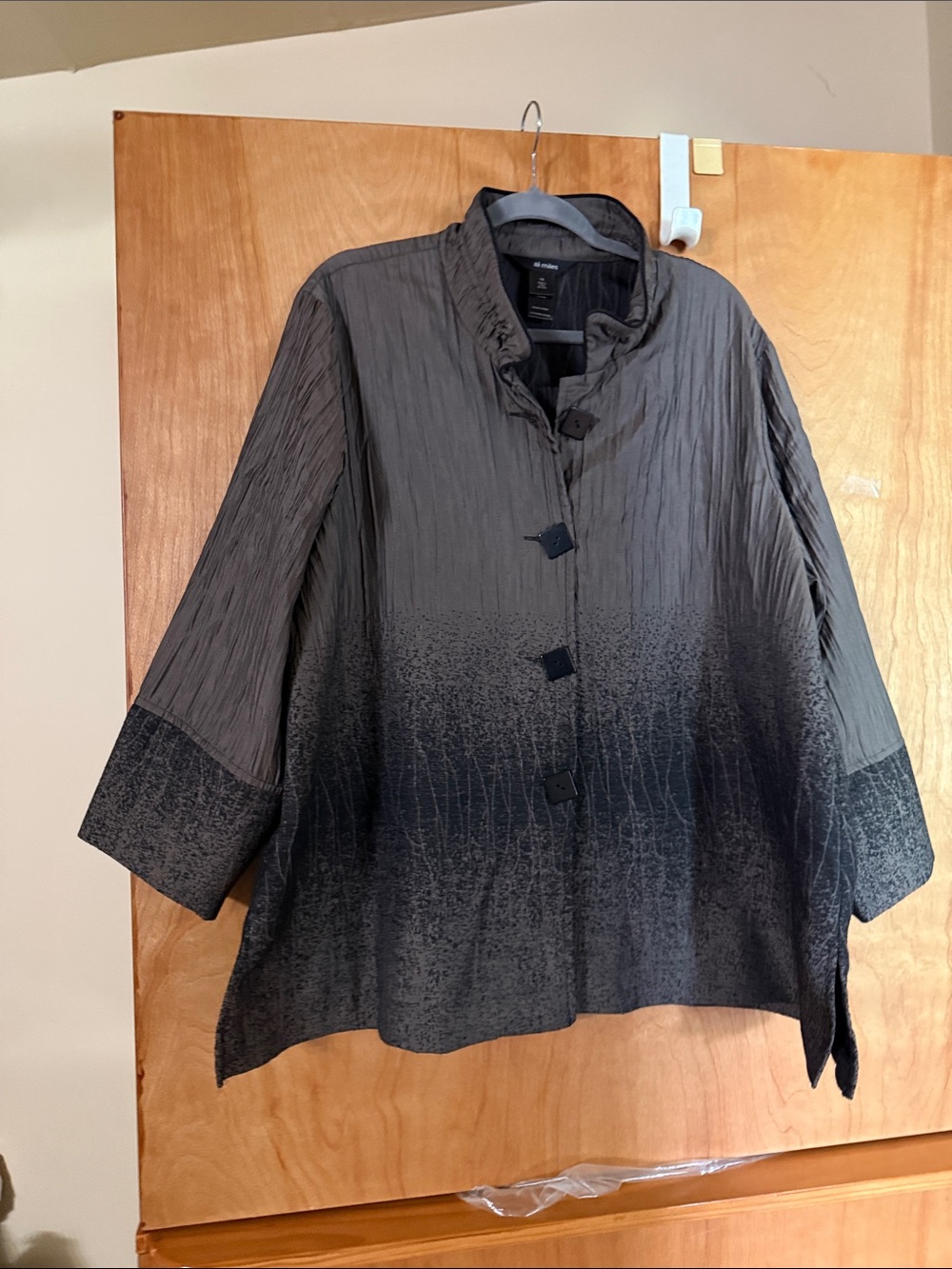 Women's Ombre Crinkle Button-Front Jacket Top - Black/Gray